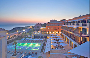 Zeezijde hotel bij zonsondergang