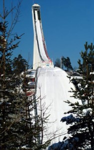 Onder de beroemde skischans bevindt zich het Skimuseum. (Foto: Ski Oslo)
