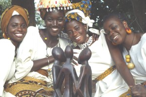 Vier nieuwgeleerde modeontwerpers Fatou, Mariama, Binta en Amie