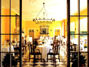 Het vrolijk gele table d'hôte restaurant. (Foto: Quinta da Bela Vista)