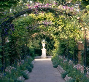 Bloemenbogen in de Secret Garden (Foto: Royal Parks, London)