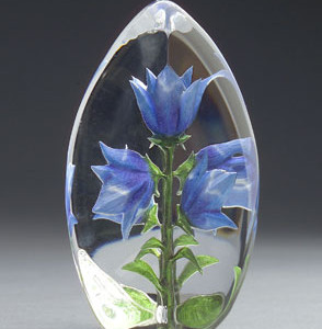 Florale kunst in een ‘brok’ glas
