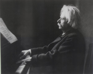 Grieg achter piano in 1907.